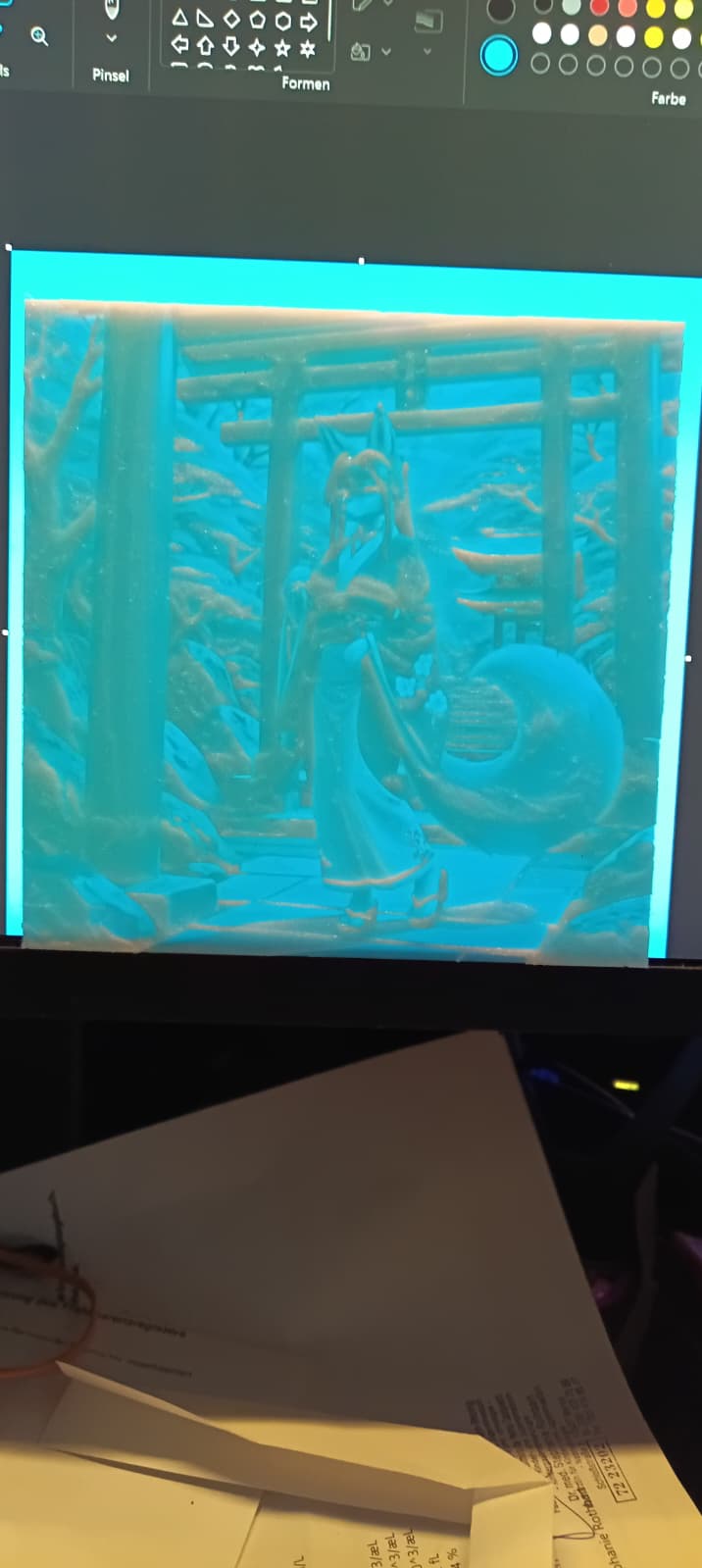Lithophan vor cyanfarbenem Licht